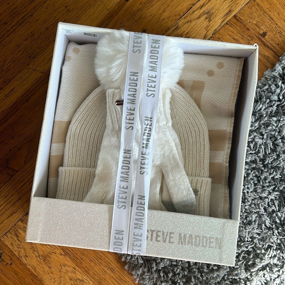 NWT Steve Madden Ivory White Scarf, Beanie, Gloves SET